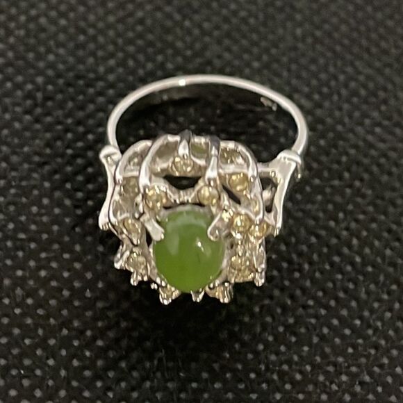 Ring with green gem in the middle - Picture 2 of 7